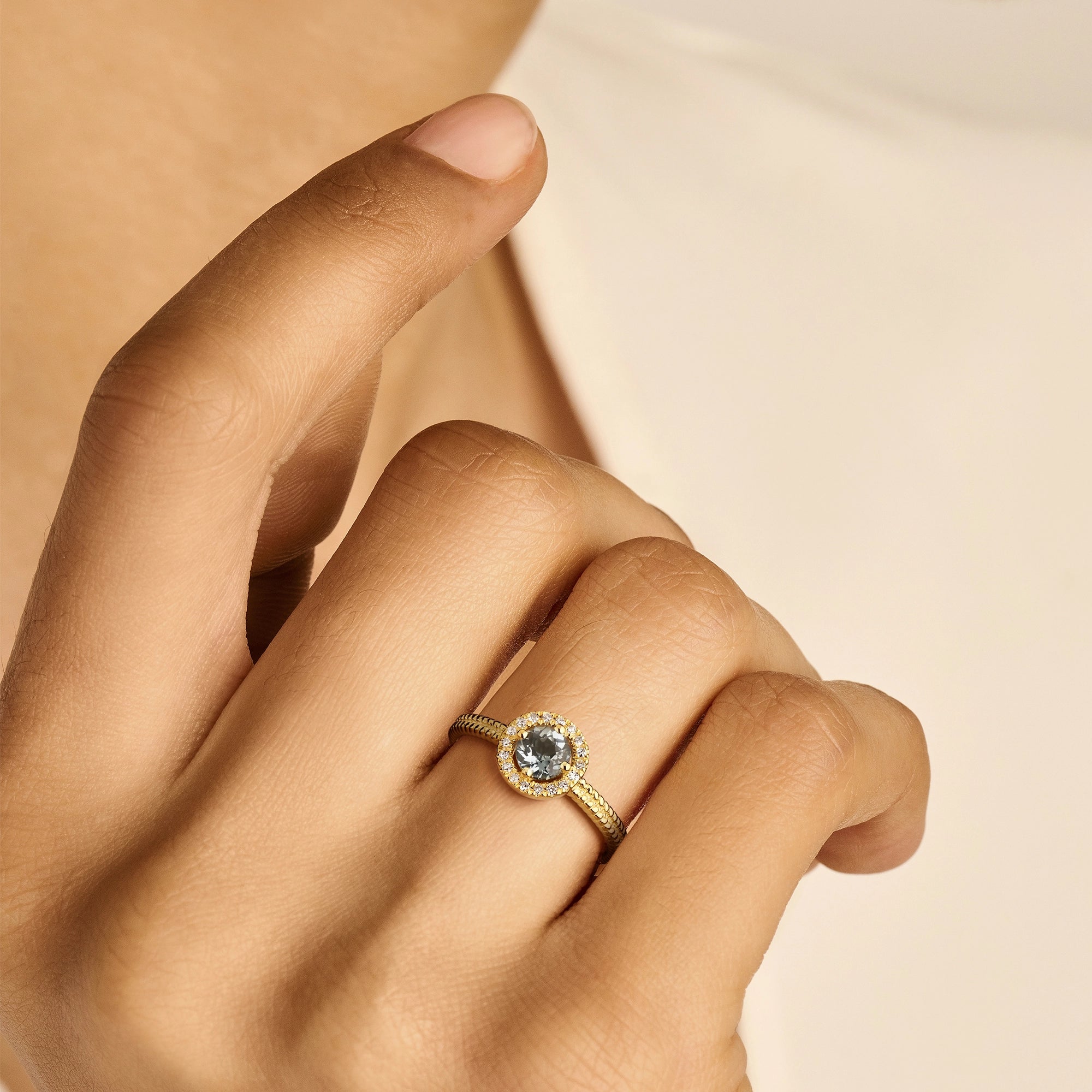 Diamond Aurora Hringur, Hvítagullshúð