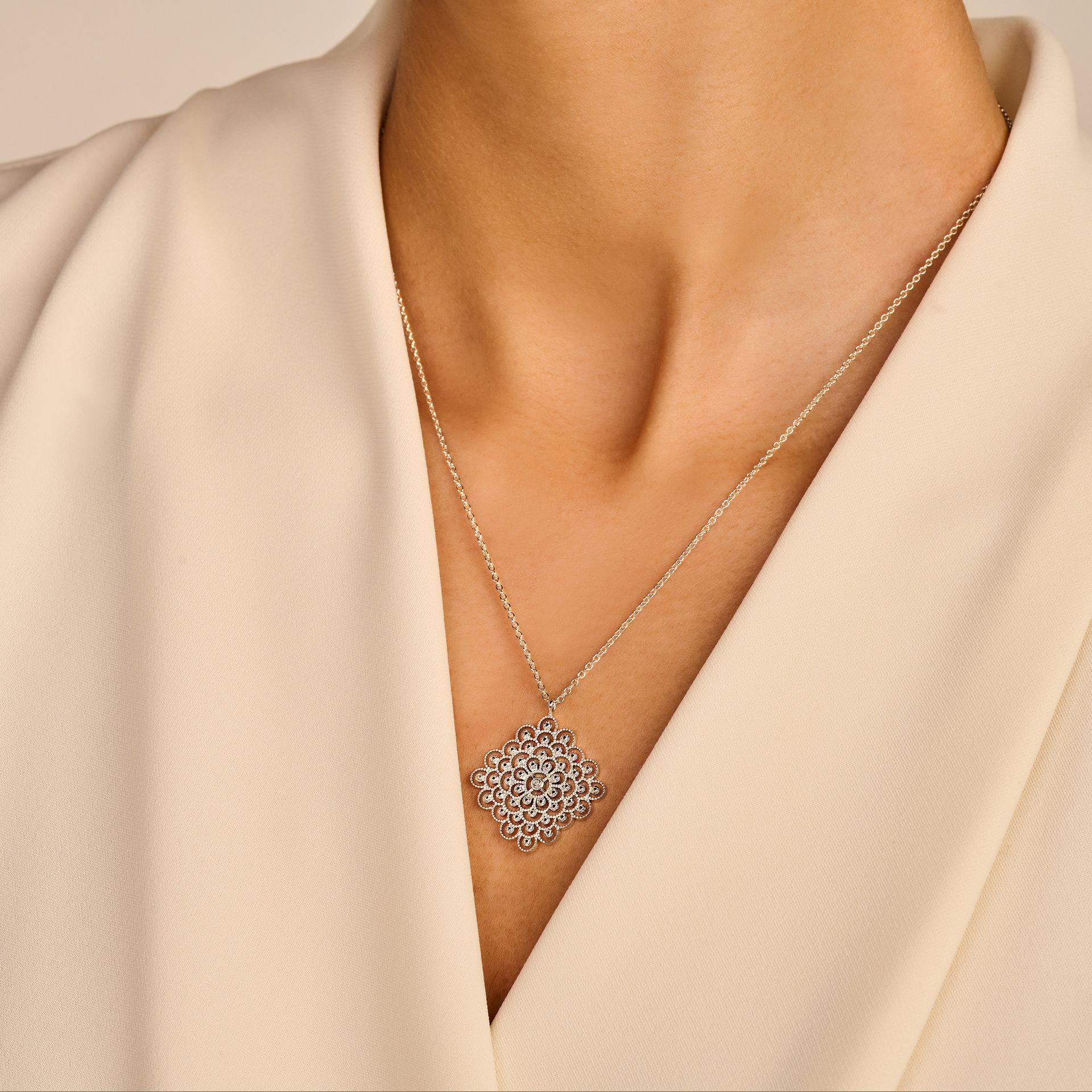 Blessed Hálsfesti, Gullhúð